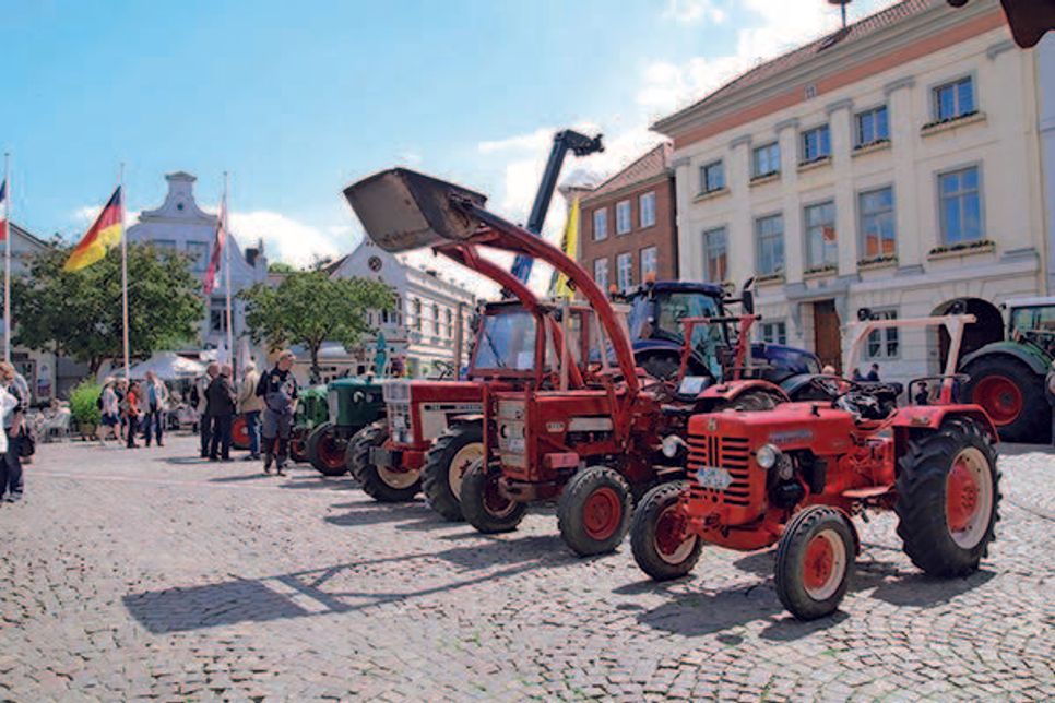 Die WVE lädt ein zum Trecker-Sonntag – auf dem Marktplatz präsentiert sich die Landtechnik von Damnals bis Heute und die Eutiner Geschäfte laden zum Bummeln in der ganzen Innenstadt ein.