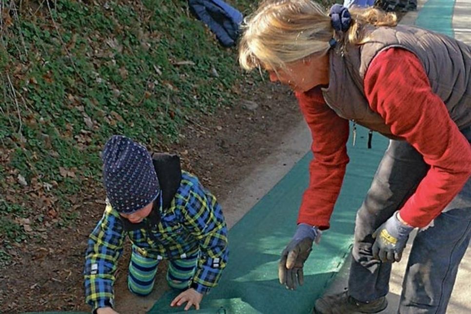 Jung und ein bisschen älter machten gemeinsame Sache für den Amphibienschutz.