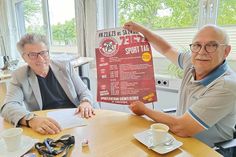 Ahrensböks Bürgermeister Andreas Zimmermann (links) und Michael Bernier, 2. Vorsitzender MTV Ahrensbök, freuen sich auf des Fest-Wochenende und die offizielle Einweihung des neuen Kunstrasenplatzes.