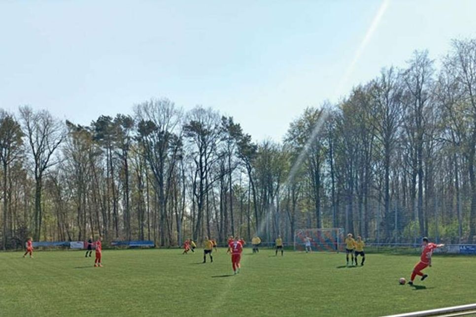 Voller Einsatz: Lukas Schultz beim Freistoß.