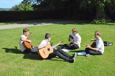 Die Grüne Note im Schlossgebiet fängt in diesem Jahr schon am Samstag vor Pfingsten an – mit einer Uraufführung zur Roland-Reche-Preisverleihung. Am Sonntag laden die Schüler und Lehrer der Kreismusikschule dann wieder zu zahlreichen musikalischen Erlebnissen im Grünen ein.