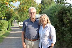 Die Inhaber Hilde und Holger Frank auf dem wundeschönen Gelände.