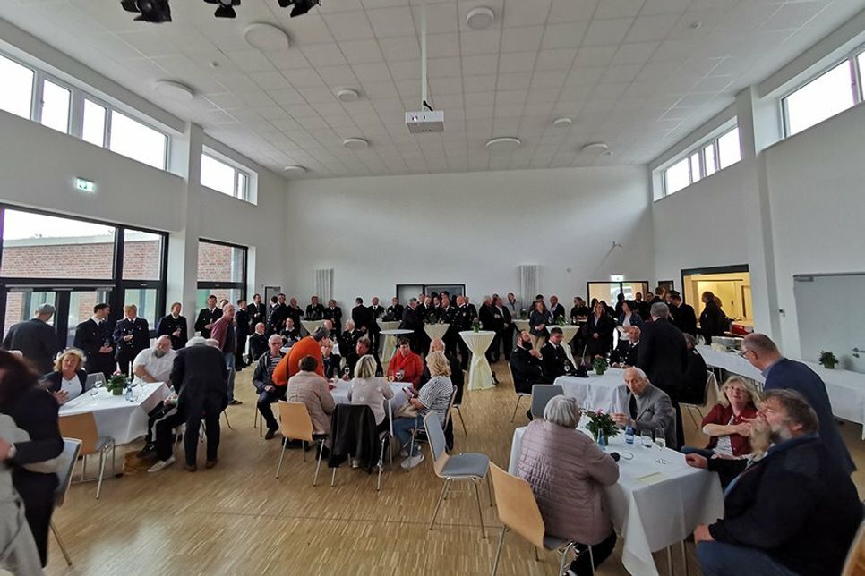 Im großen Saal des Dorfgemeinschaftshauses fand am vergangenen Samstag mit geladenen Gästen die offizielle Einweihung des neuen Gebäudes statt.