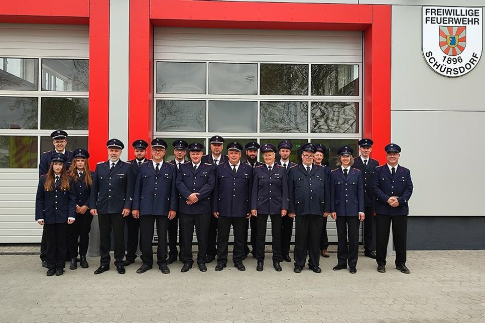 Erstes Gruppenfoto der Freiwilligen Feuerwehr Schürsdorf vor dem neuen Feuerwehrgeräte- und Dorfgemeinschaftshaus.