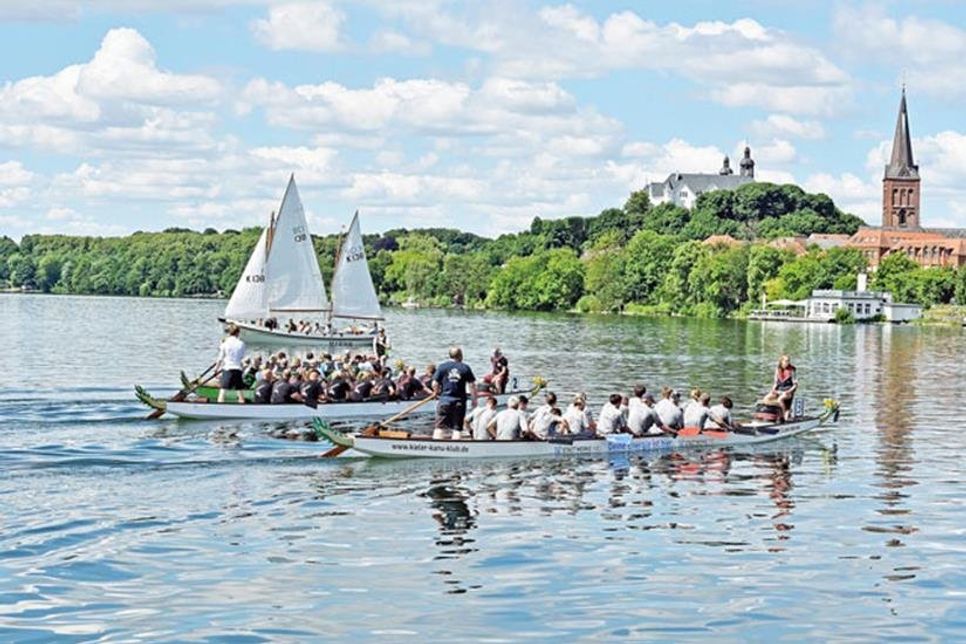 Die spannenden Drachenbootrennen gehören zu den sportlich attraktiven Höhepunkten des Plöner Stadtbuchtfestes. Foto: Schneider