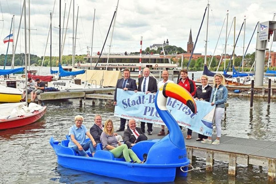 Die Organisatoren und Unterstützer haben ein vielseitiges Programm entwickelt und Spiel und Spaß auf und am Wasser ein – zum Beispiel im Motiv-Tretboot.
