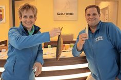 Gäste und Einheimische haben die Qual der Wahl. Tourismusleiterin Ulrike Dallmann und Veranstaltungsleiter Florian Uthoff mit Hering und Weißwurst.