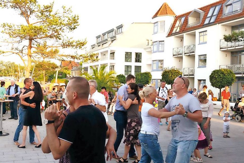 Beim „Tanz am Meer“ treffen sich jung und alt zum Schwofen mit direktem Blick auf die Ostsee. (Foto: René Kleinschmidt)