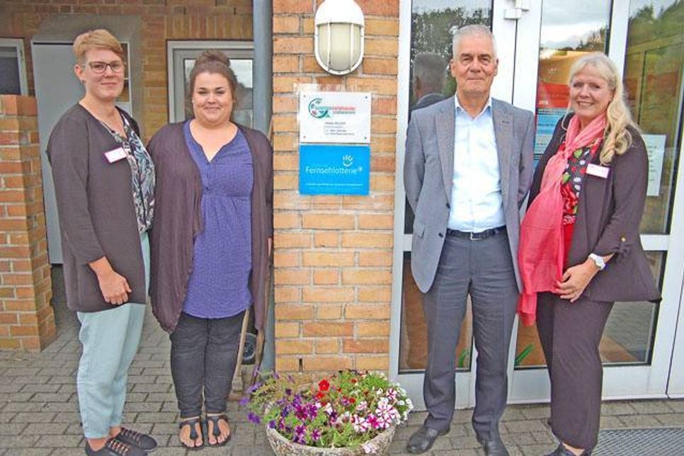 Gemeinsam gegen die Einsamkeit. In Schönkirchen soll es losgehen. Anike Ohmes, Nina Pelzer, Bürgermeister Gerd Radisch und Margrit Hellberg (v.l.) sind gespannt auf viele Ideen.
