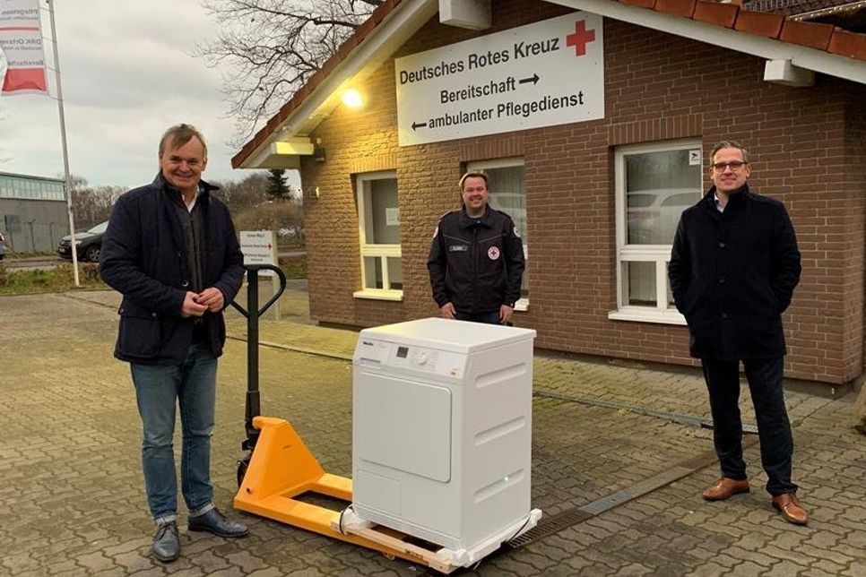 Ameos-Vorstandsmitglied Michael Dieckmann bei der Spendenübergabe mit DRK-Bereitschaftsleiter Christian Steffen und dem Vorsitzenden des DRK-Ortsvereins Neustadt Dr. Uwe Jürgens (v. lks.).