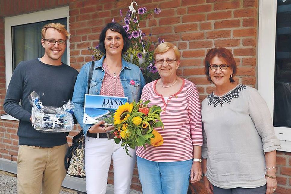 Friedrich Flüh (von links) und Silke Szymoniak von der Tourismus-GmbH gratulieren Gundula Ramlow zu ihrem 25. Urlaubsjahr in Timmendorfer Strand. Birgit Hering (re.) freut sich mit ihr. (Foto: René Kleinschmidt)