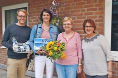 Friedrich Flüh (von links) und Silke Szymoniak von der Tourismus-GmbH gratulieren Gundula Ramlow zu ihrem 25. Urlaubsjahr in Timmendorfer Strand. Birgit Hering (re.) freut sich mit ihr. (Foto: René Kleinschmidt)