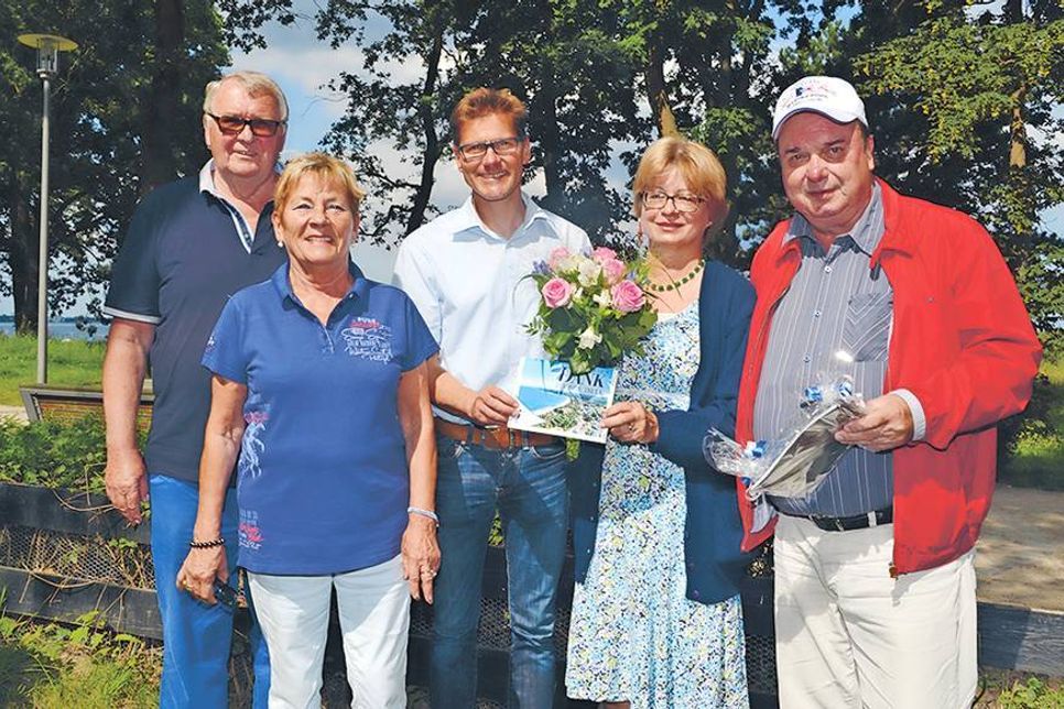 Tourismuschef Joachim Netz (Mitte) ehrte langjährige Stammgäste von Timmendorfer Strand: Dagmar und Günter Zeibig aus Berlin (rechts) verbringen seit 40 Jahren ihren Urlaub in Timmendorfer Strand, davon über 20 Jahre bei Evamaria und Helmut Schröder (beide links). (Foto: René Kleinschmidt)