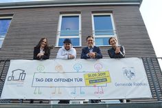 Laden als „Hausherren“ und „Bewohner“ am Samstag dazu ein, dass Familienzentrum Ratekau und seine Angebote näher kennenzulernen: Binia Teuber (v.l.), Leiterin Fachdienst und Familie, Jugendarbeiter Patrick Bohle, Bürgermeister Thomas Keller und Ratekaus Gleichstellungsbeauftragte Sonja Sesko.