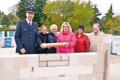 Ortswehrführer Thomas Brede (von links), Bürgermeisterin Hatice Kara, Petra Begier, Sandra Radünz und Ute Frank vom Dorfvorstand sowie Pastor Thomas Vogel legten den Grundstein und versenkten gemeinsam die Kupferröhre mit Bauplänen, Tageszeitung und dem aktuellen „reporter“ im Mauerwerk. (Foto: René Kleinschmidt)