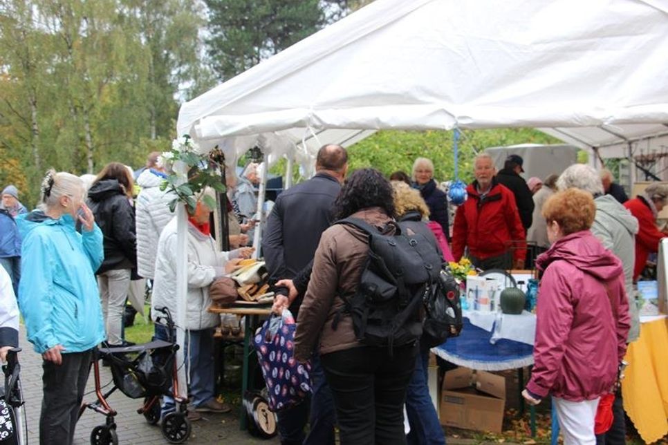 Einige Besucher beim Nicolaimarkt.