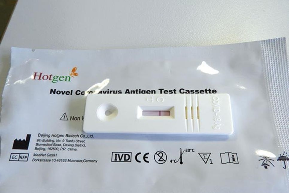 Erleichterung: das Testplättchen zeigt an: Test geglückt, Ergebnis negativ.