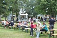 Neben Informationen der Betriebe an den Pagodenzelten lädt der Kurpark auch zum Verweilen bei Essen und Trinken ein.