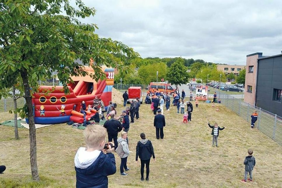 Bei Wasserspielen und einer Hüpfburg auf dem benachbarten Beachvolleyballfeld kommen die jüngsten Besucher auf ihre Kosten.