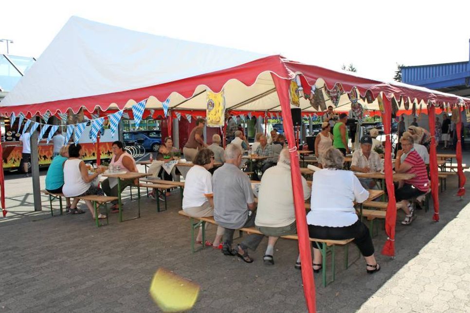 Im Festzelt ließ es sich im Schatten bei Bier, Brezeln und Haxen gut aushalten.