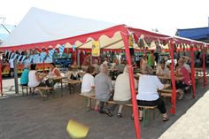 Im Festzelt ließ es sich im Schatten bei Bier, Brezeln und Haxen gut aushalten.