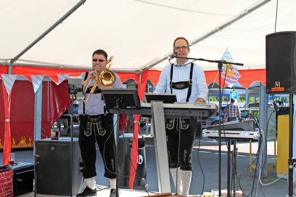 Für Livemusik war im Festzelt ebenfalls gesorgt.