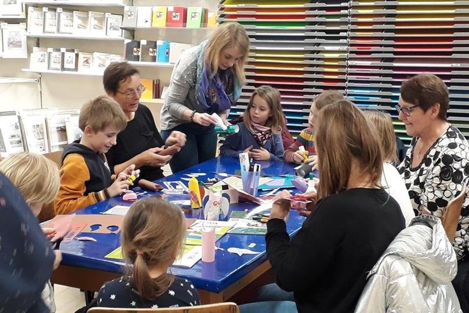 Neustadt. Am letzten Freitag wurde im eska-Kaufhaus wieder fleißig gebastelt. In der Bastelabteilung im Tiefgeschoss entstanden aus Papprollen und buntem Papier lustige Eulen. Es wurde voller Eifer geklebt und geschnitten und die zahlreichen kleinen Künstler nahmen anschließend stolz ihre Kunstwerke mit nach Hause. Wer auch gern bastelt, kann sich Samstag, den 7. Dezember vormerken. Dann findet das Weihnachtsbasteln statt. (red)