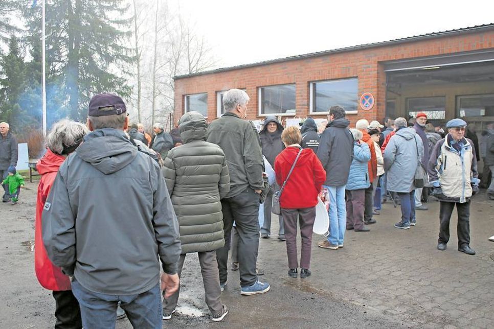 Lange Schlange vor der Verkaufshalle.