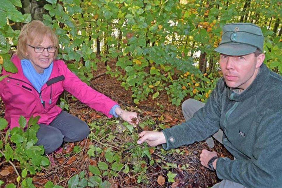 Rathjensdorfs Bürgermeisterin Gertrud Henningsen und Hans Martin Hay, Forstverwaltung Rixdorf, appellieren an Gartenbesitzer, ihren Grünabfall über Kompost, Biotonne oder Kompostplatz und nicht in der Natur zu entsorgen.