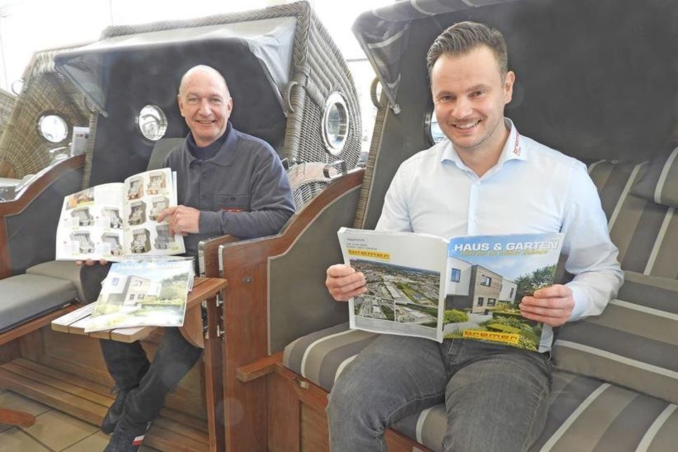 Kees Koster und Sebastian Zein präsentieren den neuen Gartenkatalog.
