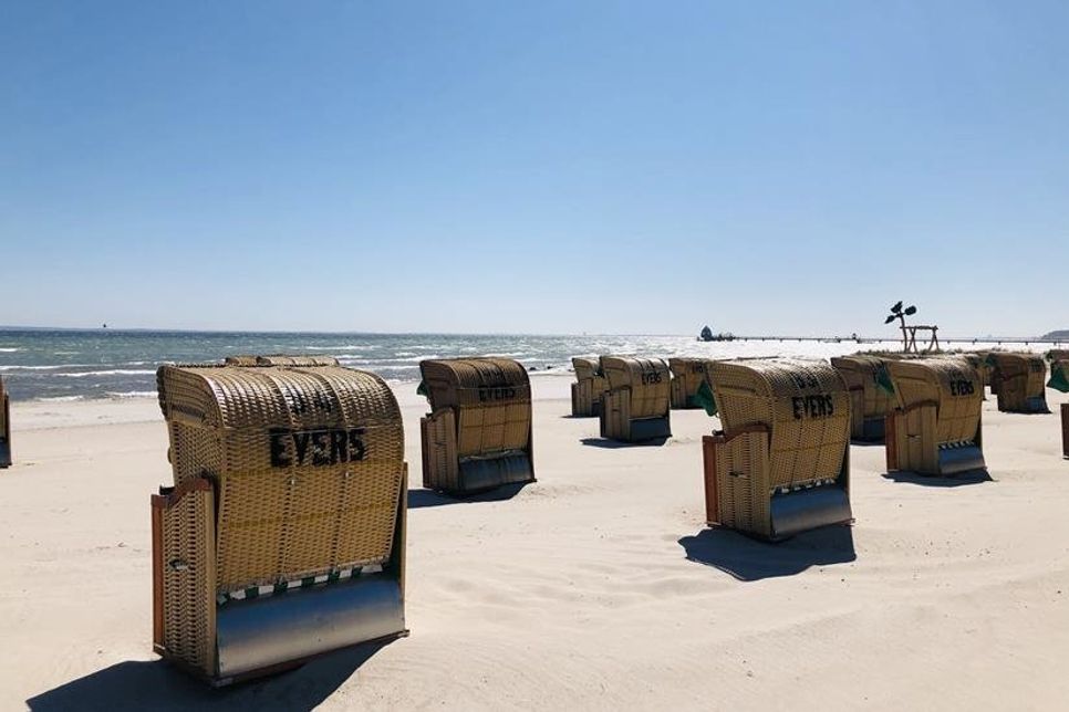 Auch die Strandkörbe dürfen wieder vermietet werden (Archivbild aus Grömitz 2020).