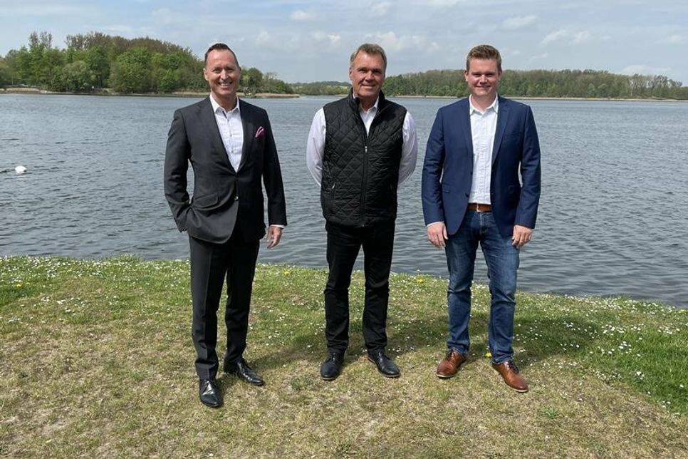 Zur offiziellen Übergabe der Abteilungsleitung von Klaus Geffken (Mitte) an Jan Philipp Stephan (red.) kam VR Bank Vorstandssprecher Lars Nissen (lks.) nach Neustadt.