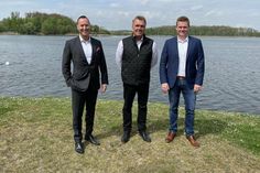 Zur offiziellen Übergabe der Abteilungsleitung von Klaus Geffken (Mitte) an Jan Philipp Stephan (red.) kam VR Bank Vorstandssprecher Lars Nissen (lks.) nach Neustadt.
