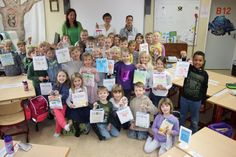Klassenlehrerin Kerstin Rothenberger, Sabine Lettow vom Buchstaben und Lehrerin Ines Händel (hi. v. lks.) bei der Übergabe der Lesetüten in der Klasse 1d.