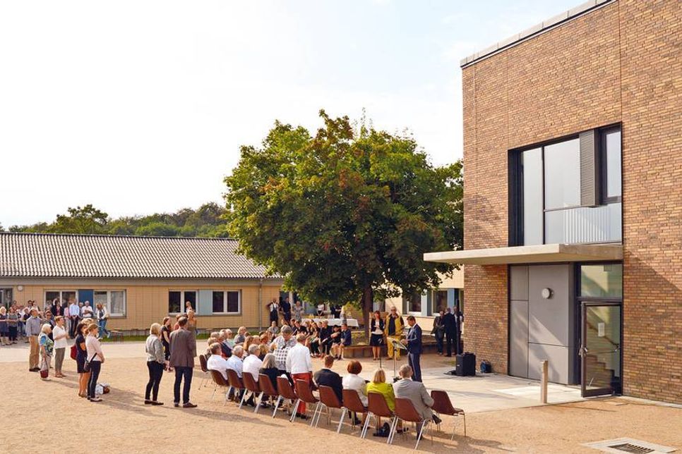 Bei Kaiserwetter wurde der neue Trakt (rechts im Bild) der Cesar-Klein-Schule eingeweiht. (Foto: Setje-Eilers)