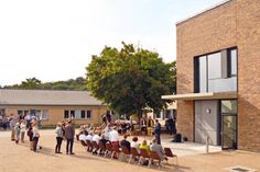Bei Kaiserwetter wurde der neue Trakt (rechts im Bild) der Cesar-Klein-Schule eingeweiht. (Foto: Setje-Eilers)