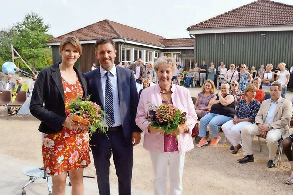 Edda Thimm (l.), neue Leiterin der Gemeindebücherei in Ratekau, und  ihre Amtsvorgängerin Christa Wefeler wurden für ihre engagierte Arbeit beim Umzug der Gemeindebücherei in die Cesar-Klein-Schule von Bürgermeister Thomas Keller mit Blumensträußen bedacht. (Foto: Setje-Eilers)