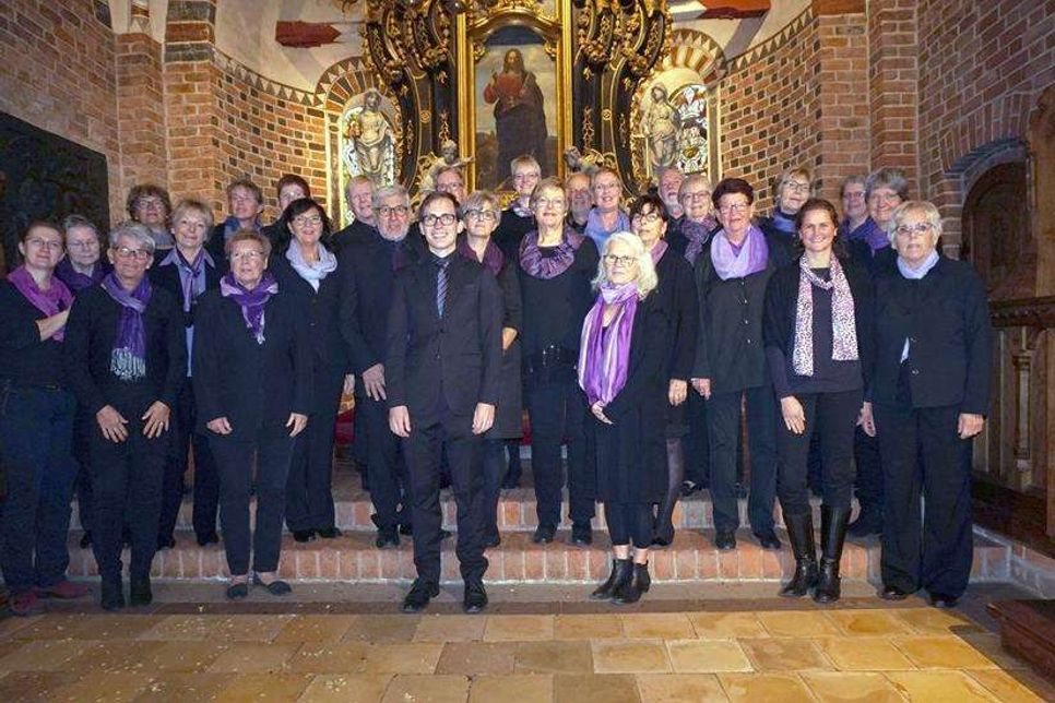Altenkrempe. Die Kirchengemeinde Altenkrempe lädt am Freitag, dem 14. Dezember zu einem stimmungsvollen Adventskonzert mit dem Basilika-Chor ein. Das Konzert beginnt um 19.30 Uhr und beinhaltet Werke von Rheinberger, Rutter und Vaughan-Williams. Auch traditionelle Weihnachtslieder stehen auf dem Programm, die zum Mitsingen einladen. Der Kirchenchor besteht mittlerweile aus über 40 Mitgliedern und probt jeden Dienstagabend im Pastorat. Auch die Christvesper am Heiligabend um 16.30 Uhr wird vom Chor musikalisch mitgestaltet. In der Pause werden Getränke angeboten. Der Eintritt ist frei. (red)