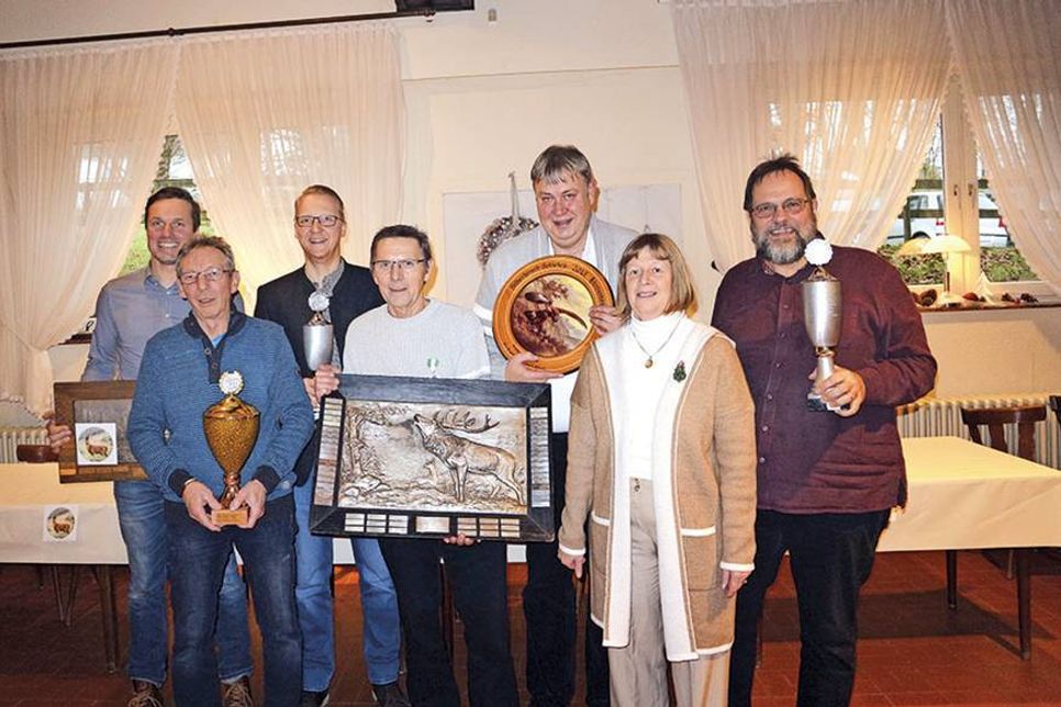 Magnus Mentz, Tim Jalas, Holger Christofzik, Michael Gräber (hintere Reihe v.l.), Jürgen Engel, Günter Böhme, LG-Spartenleiterin Beate Körner (vorne, v.l.). (Foto: Veranstalter)