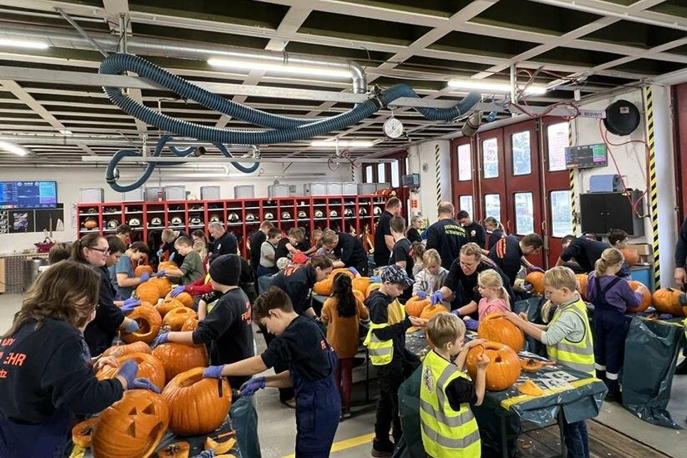 21 Kids von der Kinderfeuerwehr, 23 Jugendliche der Jugendfeuerwehr und 17 Ausbilder und Helfer der Feuerwehr waren beim Kürbisschnitzen dabei.