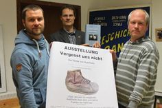 Danny Seidel, Dr. Frank Wilschewski und Mano Salokat (v. lks.) mit dem Ausstellungs-Plakat.