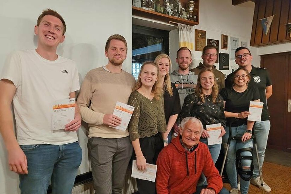 Die Fußballsparte bekommt von Günther Sackner (vorne) ihr deutsches Sportabzeichen verliehen.