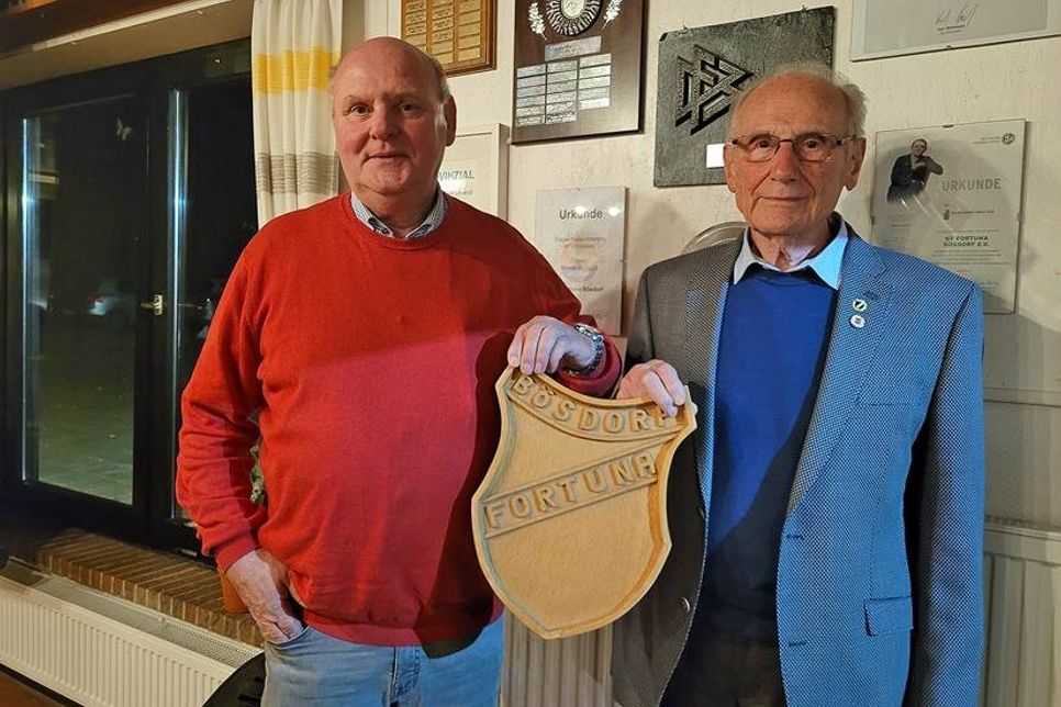 Erster Vorsitzender Klaus Stänner (links) und Gründungsmitglied Hans-Werner Dose blicken bei der Ehrungsveranstaltung auf eine lange Vereinsgeschichte zurück.