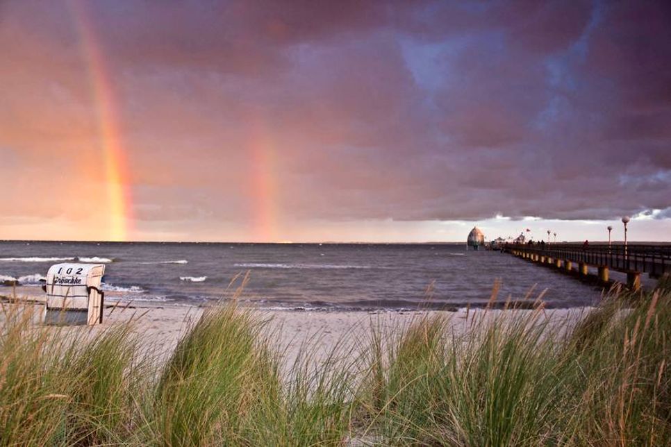 Grömitz. Einen doppelten Regenbogen hat unser Leser Jacob Revenstorf aus Grömitz mit seiner Kamera an der Seebrücke eingefangen. Zusammen mit den dunklen Wolken und den Schaumkronen auf der Ostsee geht es nun eindeutig in die kalte Jahreszeit. Aber auch der Herbst hat seine schönen Seiten (wie man auf dem Foto sehen kann) und weckt die Vorfreude auf die Zeit der Gemütlichkeit. (ab)