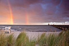 Grömitz. Einen doppelten Regenbogen hat unser Leser Jacob Revenstorf aus Grömitz mit seiner Kamera an der Seebrücke eingefangen. Zusammen mit den dunklen Wolken und den Schaumkronen auf der Ostsee geht es nun eindeutig in die kalte Jahreszeit. Aber auch der Herbst hat seine schönen Seiten (wie man auf dem Foto sehen kann) und weckt die Vorfreude auf die Zeit der Gemütlichkeit. (ab)