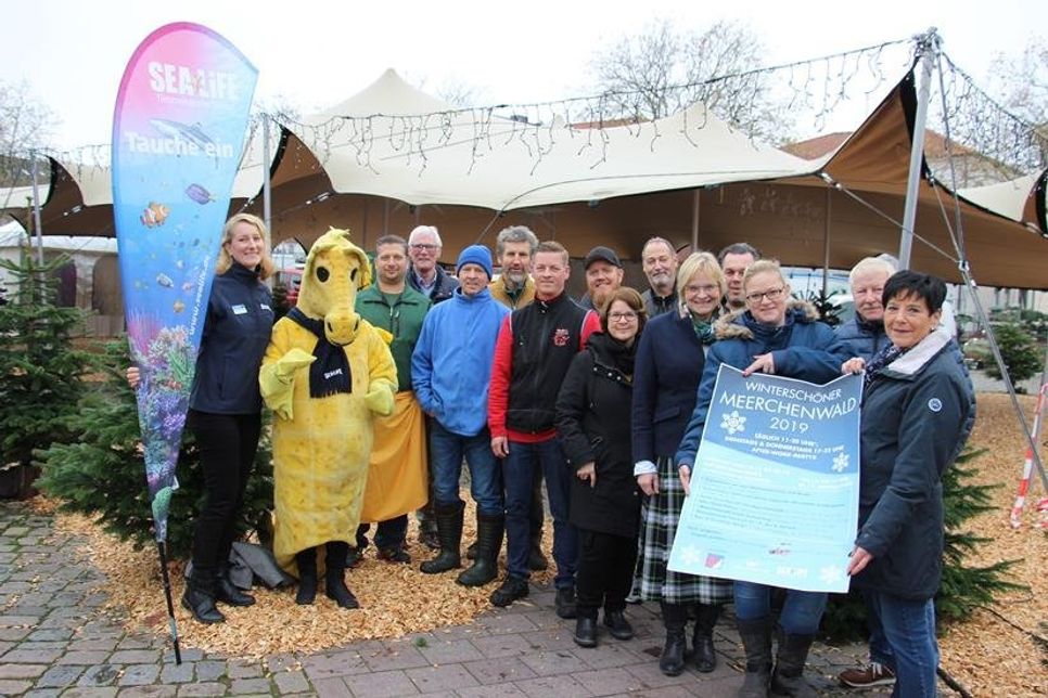 Auch die Neustädter Wochenmarkt-Händler zeigen Flagge für den Meerchenwald und unterstützen den Gewerbeverein und das Stadtmarketing bei ihrem Vorhaben, genauso wie das Sealife Center Timmendorfer Strand, die als Sponsor mit im Meerchenwald-Boot sitzen.