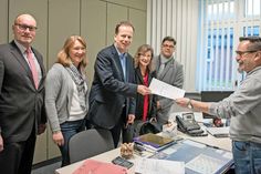 Im Beisein seiner Parteikollegen Hartmut Hamerich (v.l.), Susanne Scheel, Angela Prühs und Christian Ehmke übergibt Christian Fischer (m.) seine Wahlunterlagen an Amtsleiter Michael Henk (r.). (Foto: Gordon Krei/hfr)