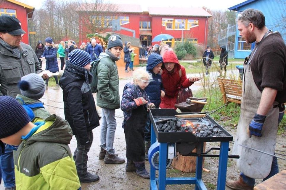 Heiß her ging es für die kleinen Besucher beim Schmieden.