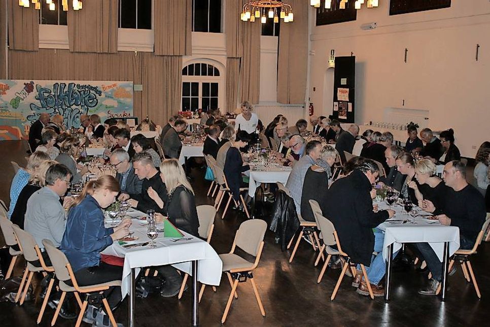 Rund 80 Gäste im Festsaal der Ameos ließen sich durch kulinarische Leckerbissen und Unterhaltung verwöhnen.