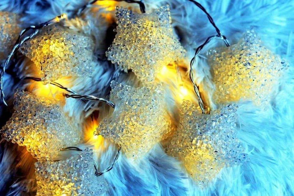 Bei Weihnachtsdekorationen und besonders bei der Beleuchtung macht der Wechsel zu LED-Lichtern oft schon einen großen Unterschied.